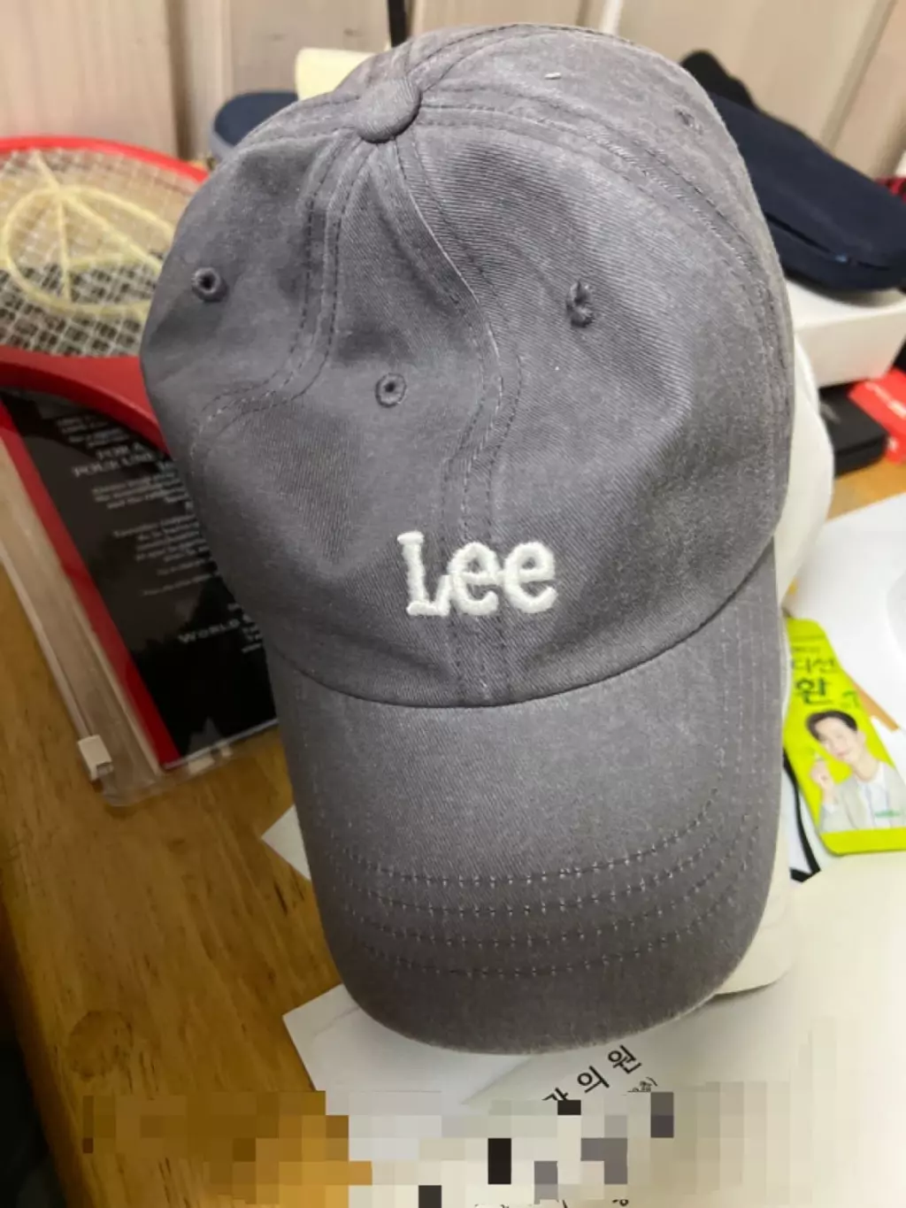 적당합니다. 머리 크기가 보통인데 딱 맞는 느낌이에요.