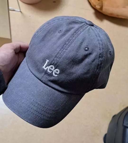 사진보다는 좀 밝은데 그래도 정말 예뼈요 챙이 짧아서 앞이 잘 보이구 얼굴도 잘 보여