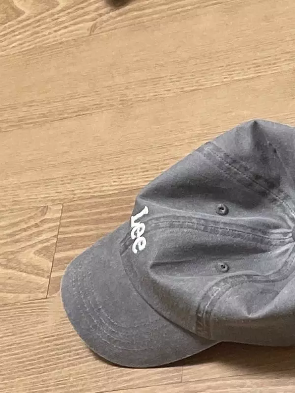 색상도 잘 빠졌고 흰티나 검은티 입고 모자 착용하면 찰떡이에요