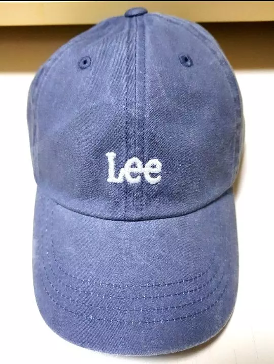 모자가 생각보다 깊지 않아서 아쉬워요색감은 사진하고 똑같고 lee로고도 이쁩니다