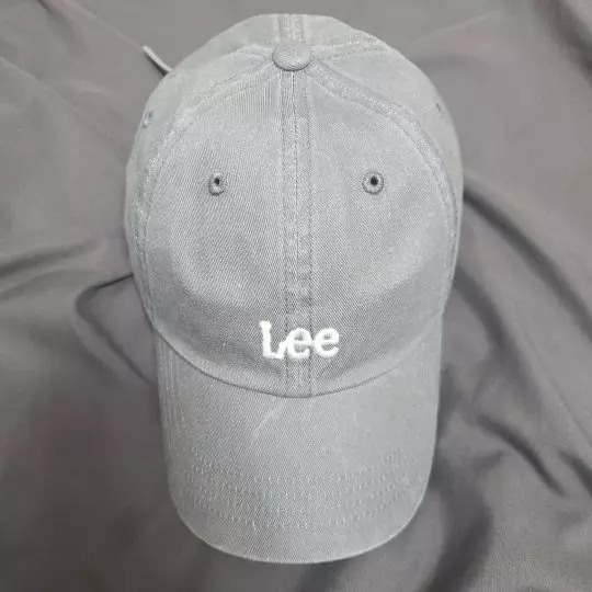 제가 찍은 사진상으로는 밝게 나오긴 했는데 실물은 상세페이지에 있는 색깔이랑 똑같아