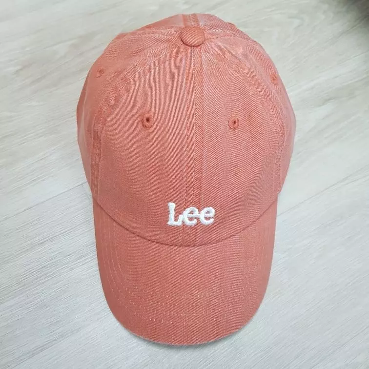 빈티지한 색감이 예쁘네요 안쪽이 흰색으로 처리되어 있어서 아쉬워요