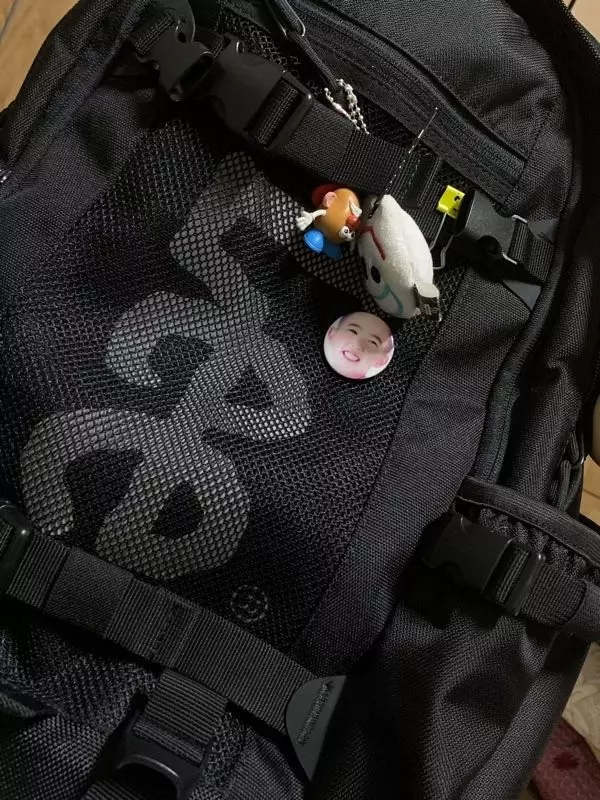 가방 자체가 약간 무거운 거 같긴 한데 끈 잘 조절하면 괜찮을 거 같아요! 디자인은 말