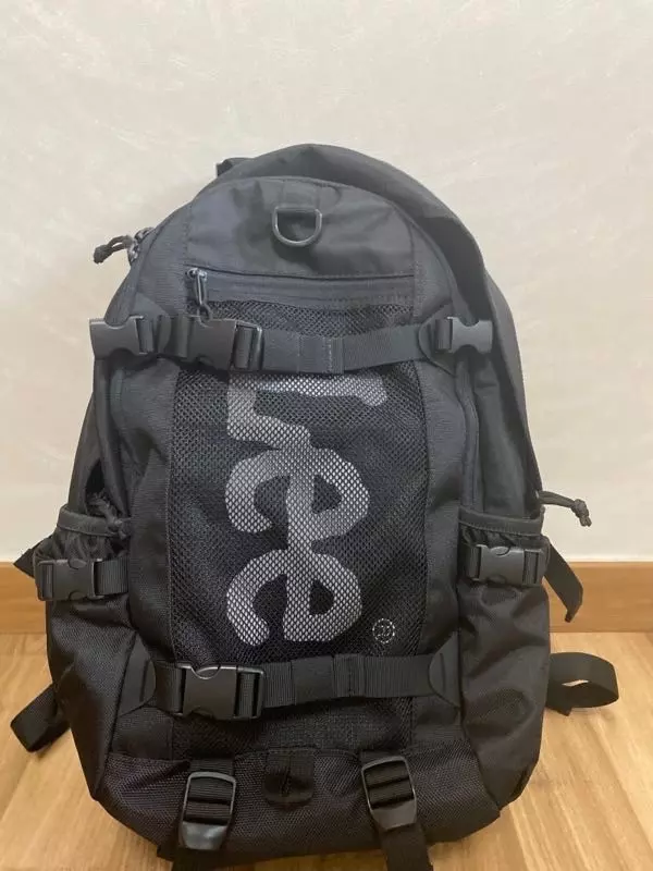 가방 생각보다 크지 않아서 더 좋은거 같고 안에는 적당히 들어갈거 같아요