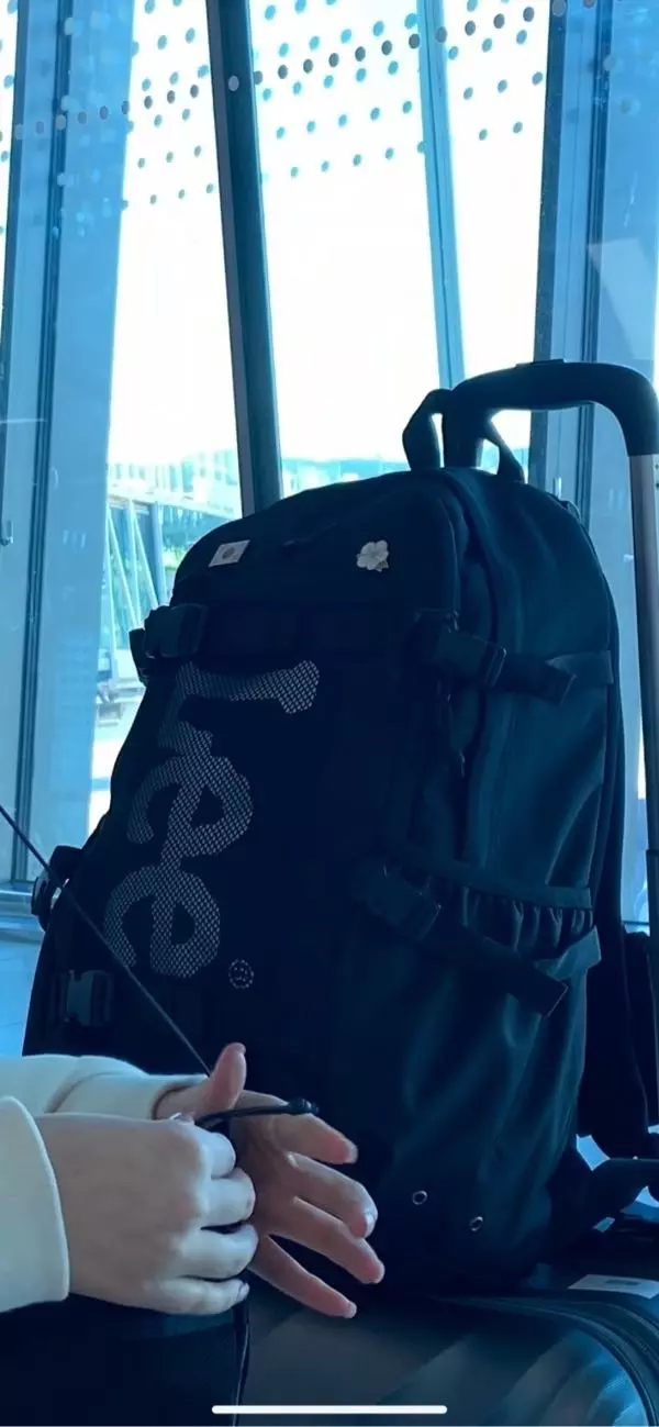 사진이랑 거의 비슷하고 로고가 기여워요 수납공간도 의외로 깊고 넉넉합니다