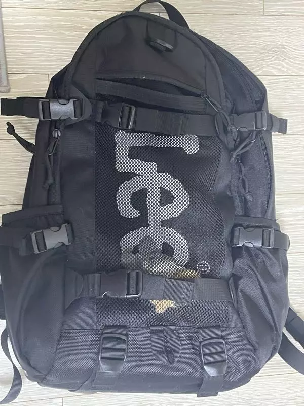 사이즈는 다른 리뷰와 비슷하게 작은편이에요 심각하게 작진 않고 좀 아쉬운정도? 지퍼