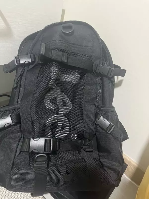 예뻐요!! 너무 크지도 않고 앞에 잠그는 부분도 있어서 편해요 노트북 주머니는 별로 크