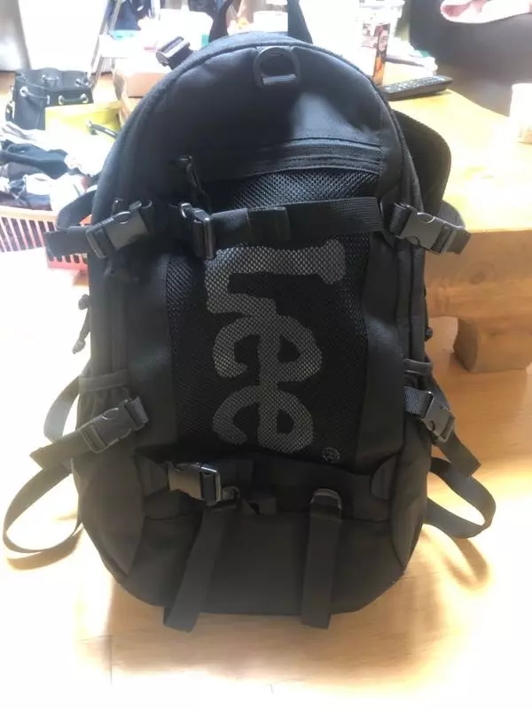 대학입학 한후로 매고다니는데 디자인이 예뻐 잘매고 다닙니다