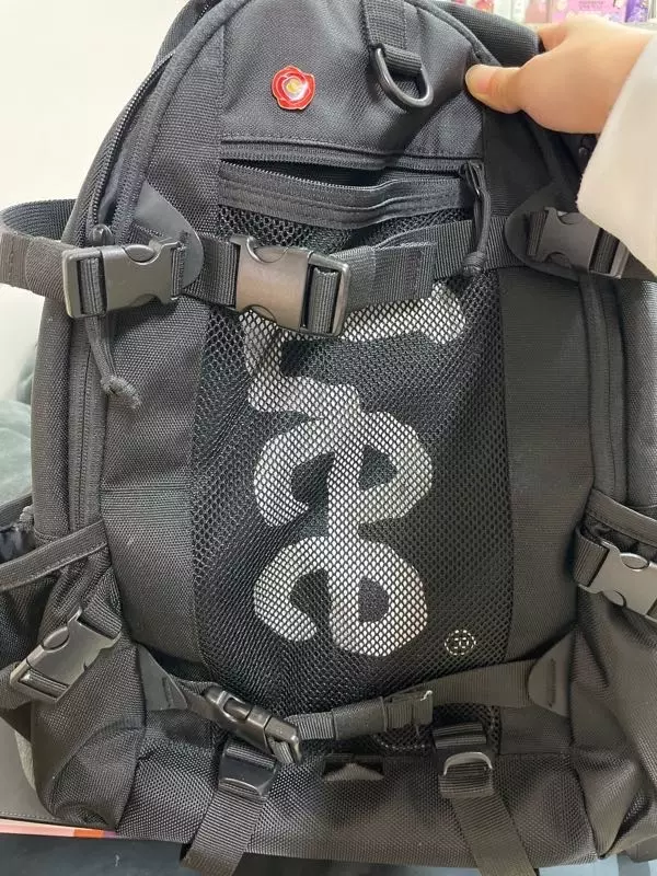 용량 크다고 생각해서 샀는데 생각보다 크진않구요 대신 어깨랑 등에 딱 밀착되는거 같