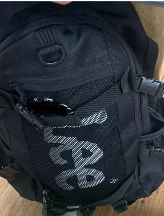 가방이 너무 예뻐요 특히 리 빅 로고가 너무 예뻐요