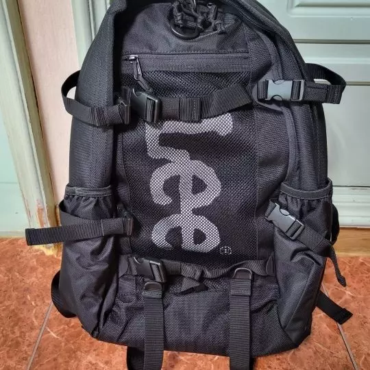 생일선물로 받았는데 수갑공간도 넉넉하고 15인치 노트북도 들어가 마음에 들어요!