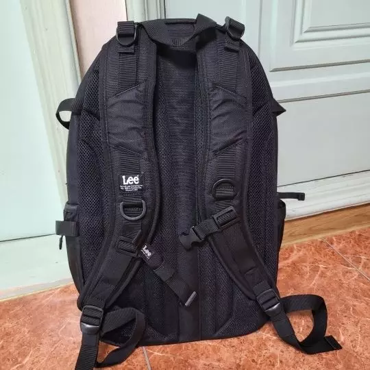 생일선물로 받았는데 수갑공간도 넉넉하고 15인치 노트북도 들어가 마음에 들어요!