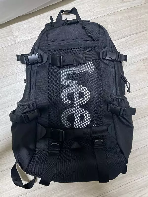 노트북 자리에 노트북이 잘 안들어가는거 빼면 다 좋아요