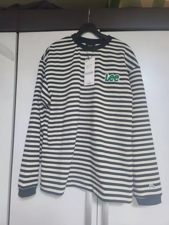 눈여겨보다가 결국 구매했어요입어보니 귀엽구요 근데 어깨쪽이 좀 어깡이 되네요원단이