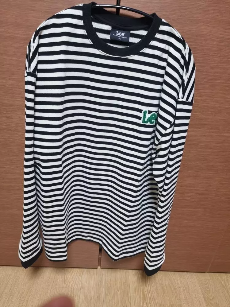 너무 예뿌네요. 색감이 아주 선명하고 예뻐요. 단지 목이 좀 답답하네요