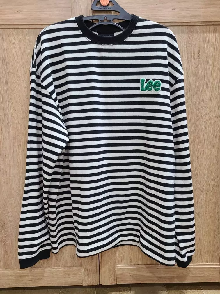 두께감이 있는건 아닌데 따숩네요 ㅋ손목 시보리 있고 목도 쉽게 늘어지지 않은것 같아