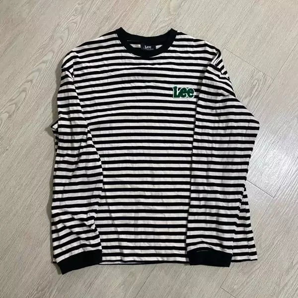 완전 귀엽고 깜찍해요! 저한테는 팔이 좀 길긴 한데 접어 입으면 되니 별로 신경 안 쓰