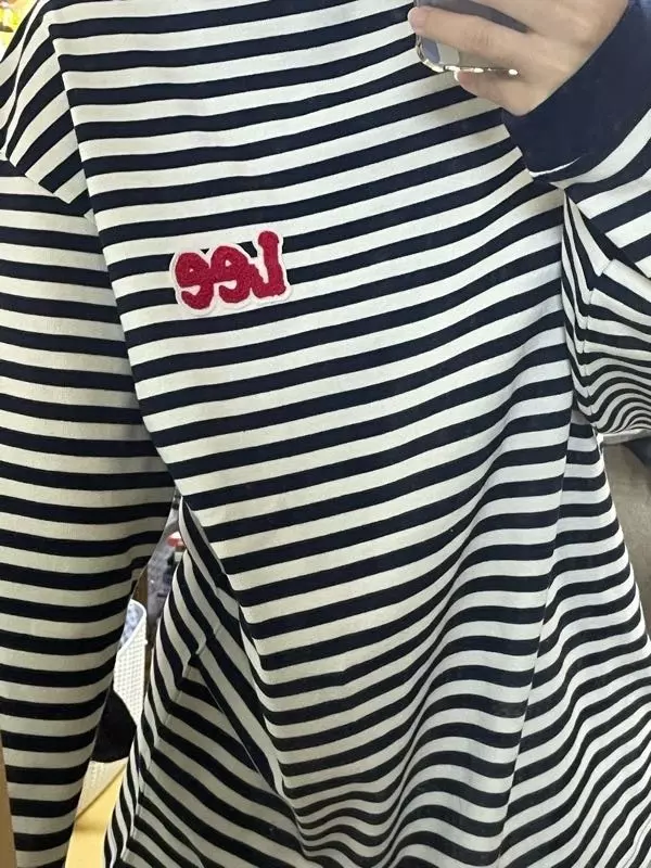 리 로고 있는부분이 부들부들한 재질이여서 너무 귀여워요 ㅠㅠ 쫌 오버핏인데 잘 입을