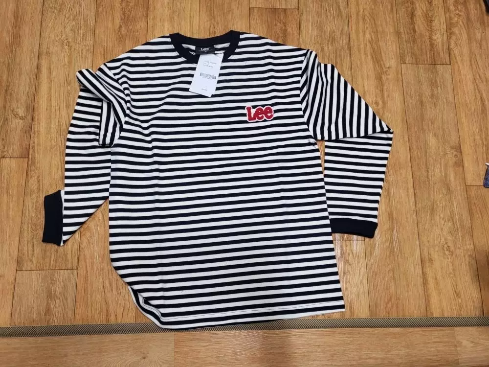 기존 검흰 스트라이프 티셔츠는 몇개있지만 빨간 패치로고로 포인트된게 이뻐서 구매했