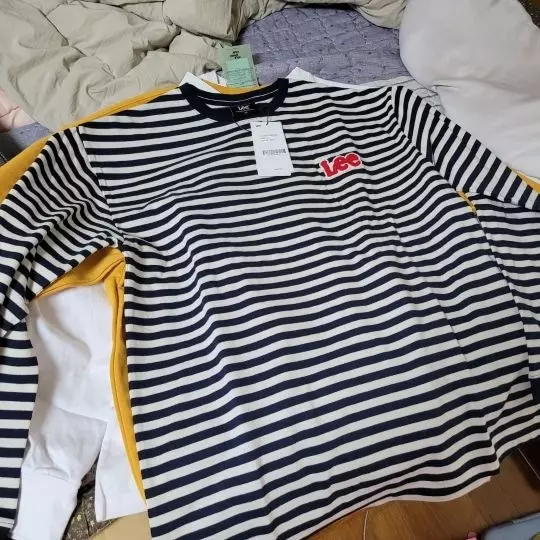 얇아서 겨울에는 좀 그렇고 봄가을에 입으면 좋을 것 같아요