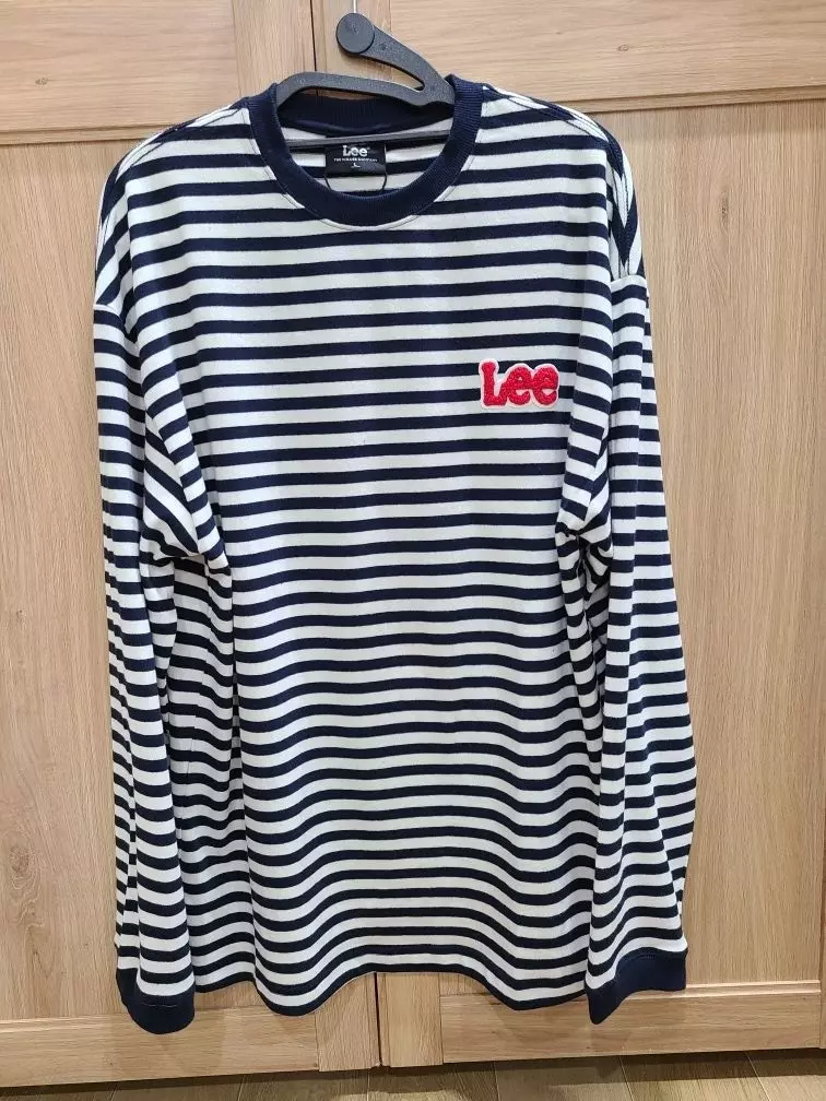 두께감이 있는건 아닌데 따숩네요 ㅋ손목 시보리 있고 목도 쉽게 늘어지지 않은것 같아