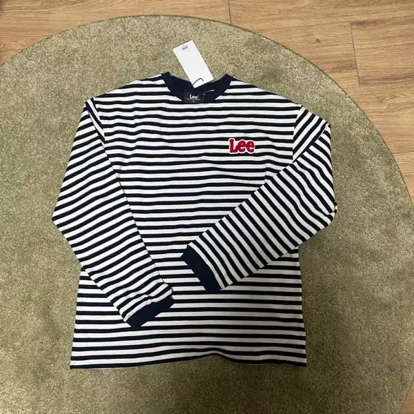 품은 작고 길어요너무 네이비 같지 않아서 좋네요