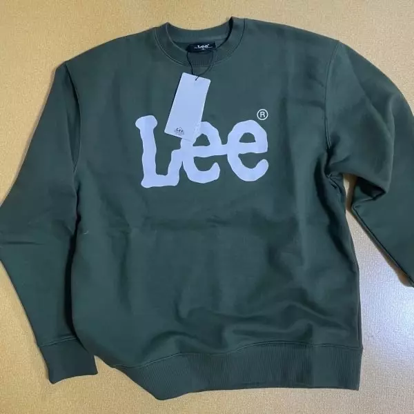 색은 상품 정보에 나온 색이랑 동일해요! 두께감도 적당해서 가을겨울봄 내내 잘 입고 