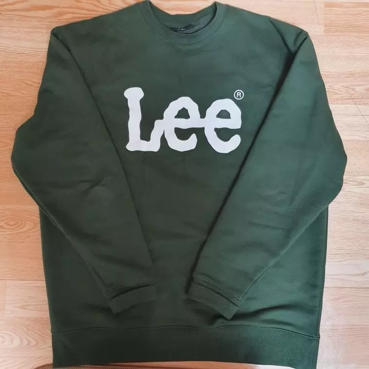 목 부분 구멍이 좁아서 좀 답답한 느낌이 있긴한데 입다보면 좀 늘어날 것 같아서 신경