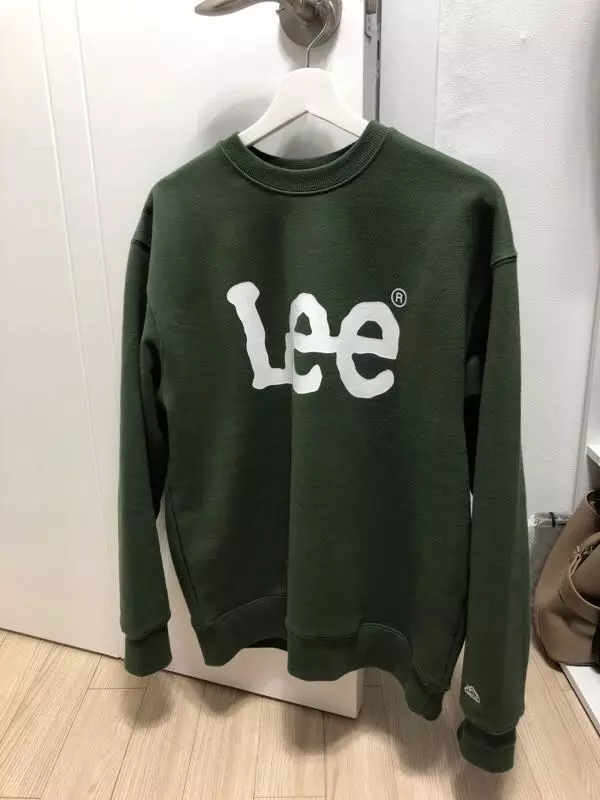 카키색 처음 사봤는데 너무 이뻐요ㅠㅠ 옷도 탄탄하고 교복처럼 입고 다닐듯