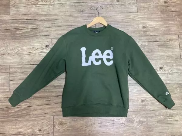 색감이 선명하고 핏이 딱맞게 떨어져요 너무 얇지도 두껍지도 않아서 외투 안에 입기 좋