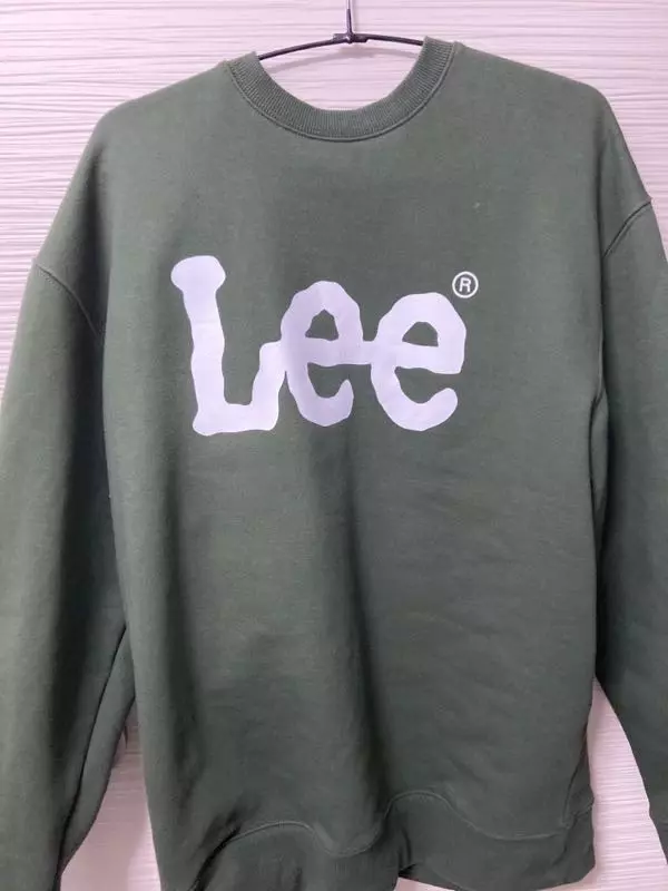 팔이랑 하단에 조임이 있어서 그런지 어깨가 다소 넓어보일 수 있음 한 치수 더 크게 샀