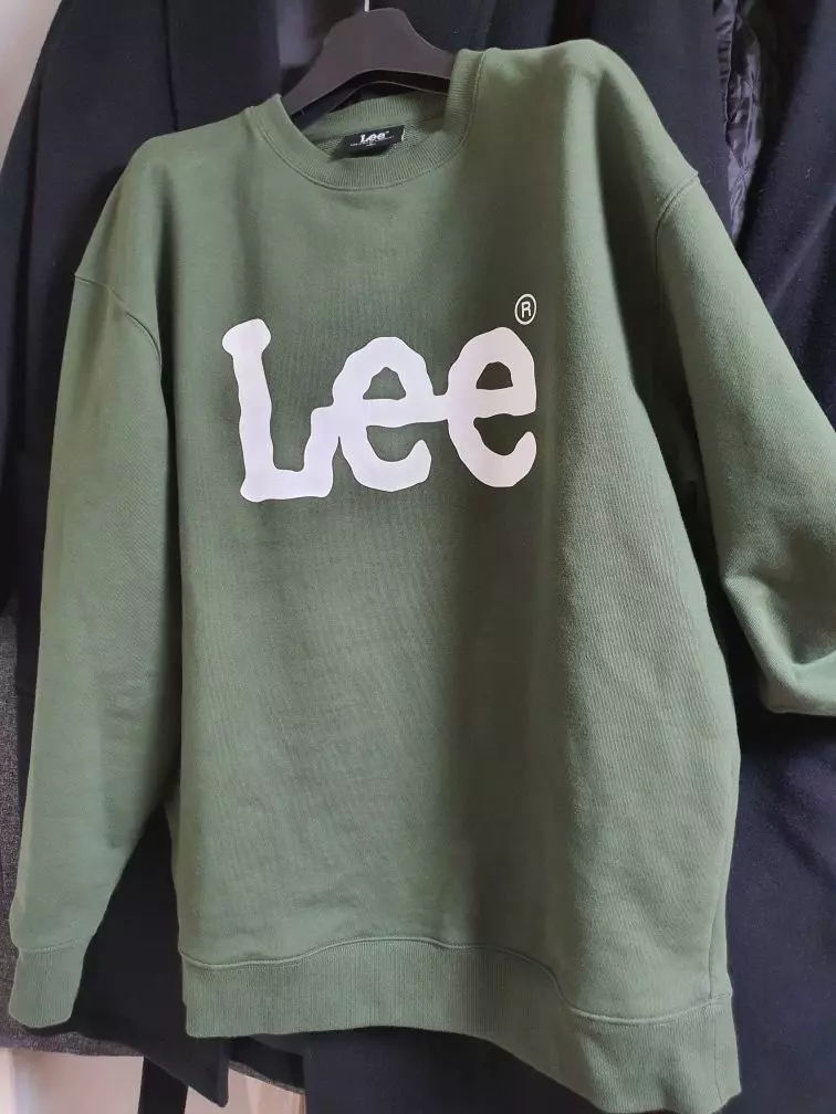 사알짝 큽니다 제가 운동을 쪼오금 했는데 L사이즈는 어깨도 살짝 여유롭고 밑단도 조금