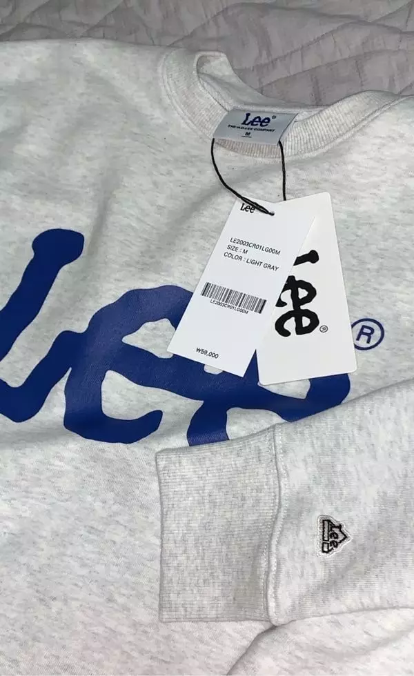 색이 약간 오묘해서 진짜진짜 예쁘고 무난하게 어디에 매치해도 예쁜거 같아요!