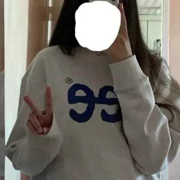 엄청 커요 특히 제가 팔 엄청 긴 편인데도 손등까지 다 덮어요 예쁘긴 한데 체구 작으신