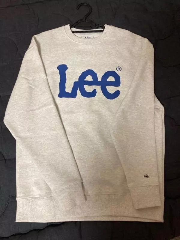 평소에 검정색 맨투맨만 입고 다니다가 좀 밝은 색 옷도 입고 싶어서 구매했는데 핏도 