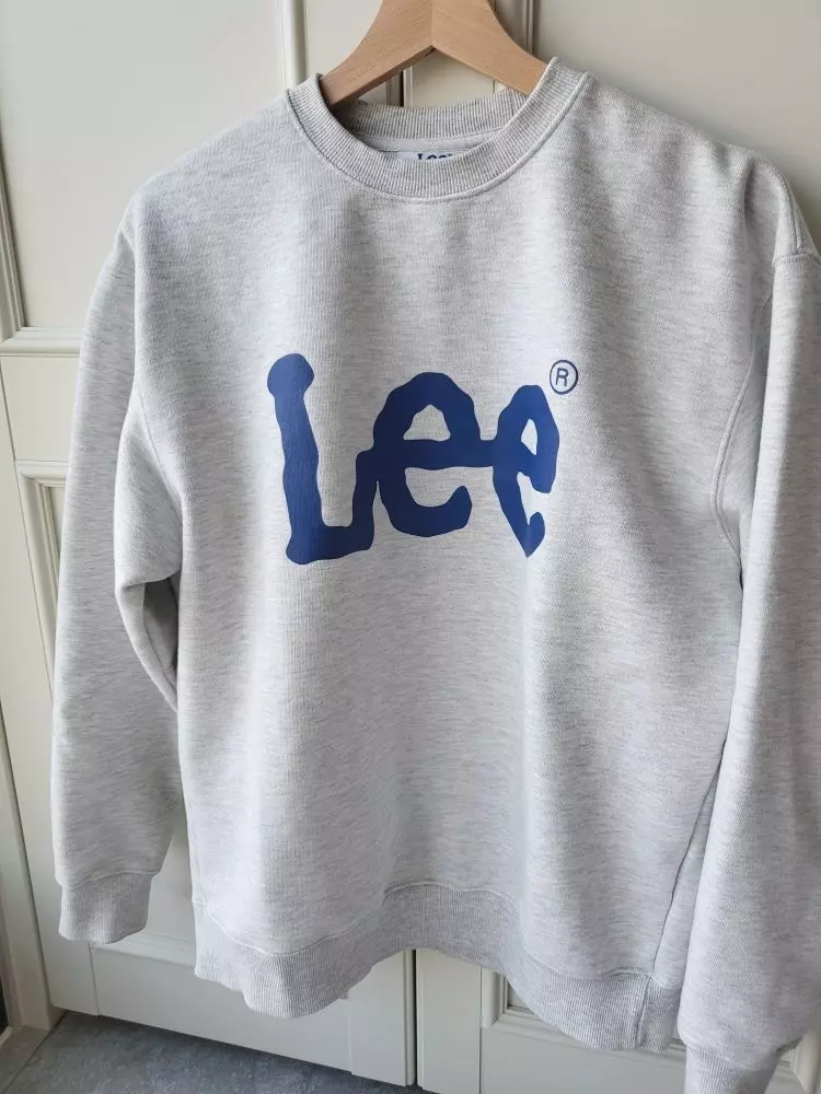 요즘 입기 딱 좋은 연한 그레이의 맨투맨이요.그리 두껍지도 앏지도 않아서좋아요.