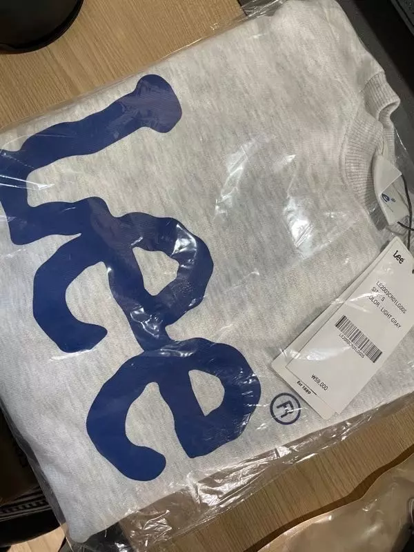 밝은 그레이색 참고하세요 차가워 보일줄알았는데 괜찮네요 맘에 들어요~~