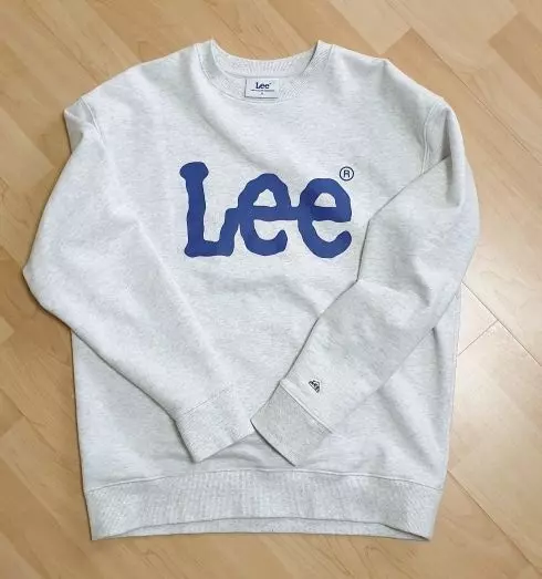 너무 얇지 않고 살짝 두께감 있어서 가을에 입기 좋아요.파란로고도 예쁘고, 소매끝 작