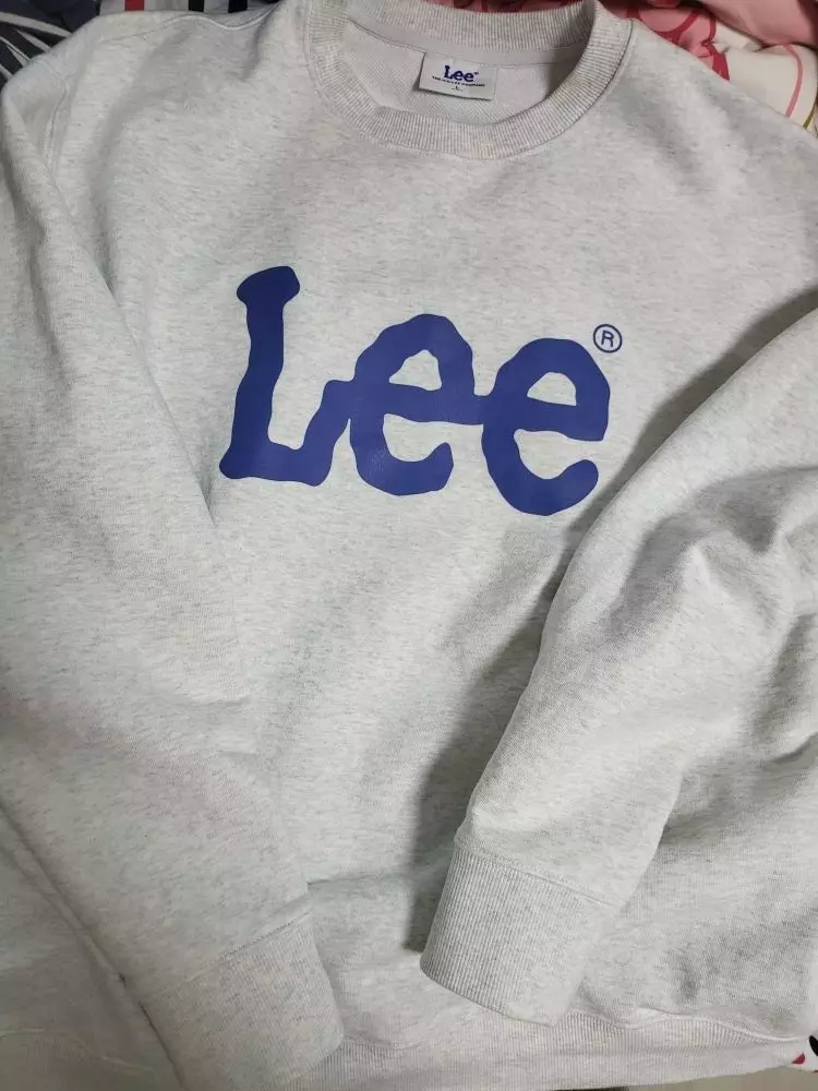 옷이 두툼해요. 재질은 속에 좀까칠하긴한데 속옷입구입으면 되요.