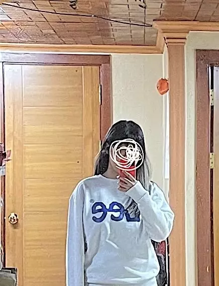 나갈 일이 없어서 사이주 참고 하시라고  거울로 찍어서 올려봐요 ㅎㅎ…커버낫 맨투맨