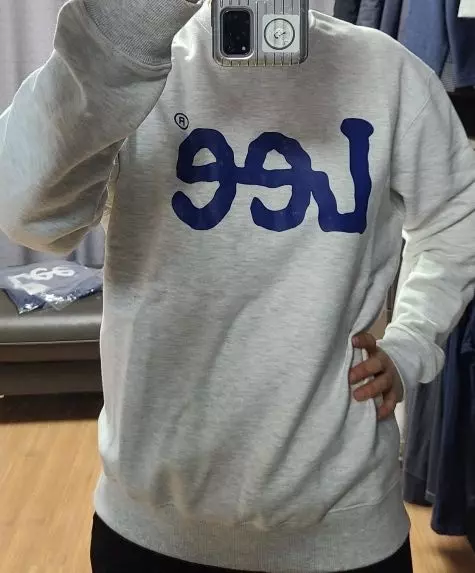 남색하고 같은 사이즈로 구매했는데 확실히 남색보다 후기처럼 목 사이즈가 작아 목조임