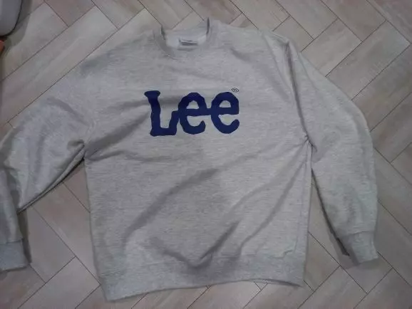 두께는 간절기용이고 목 부분이 살짝 좁긴 하지만 디자인이 너무 예뻐요