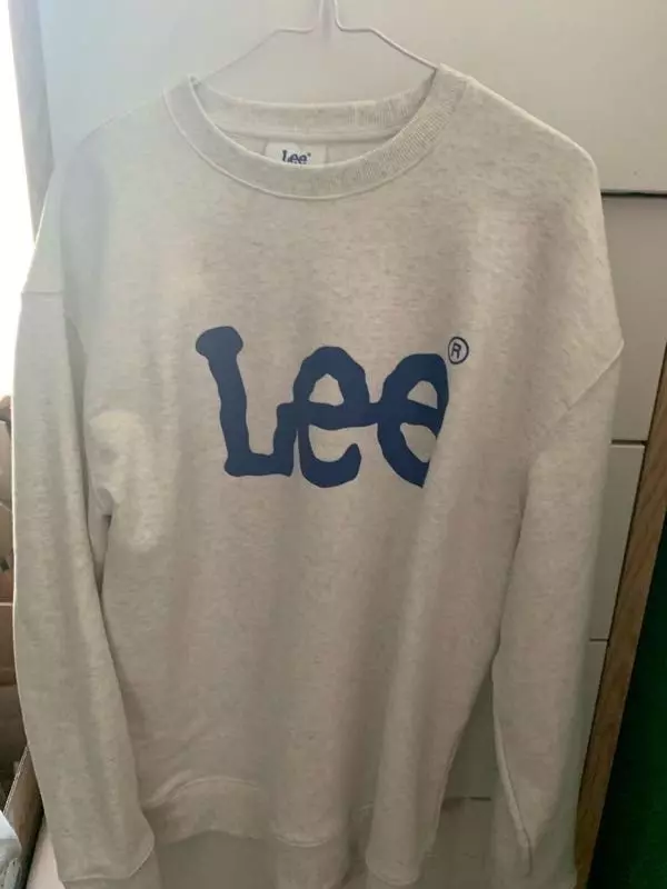 귀여워요 봄에 잘 입을 것 같아요 색깔 귀엽고 파란 로고도 마음에 들어욧