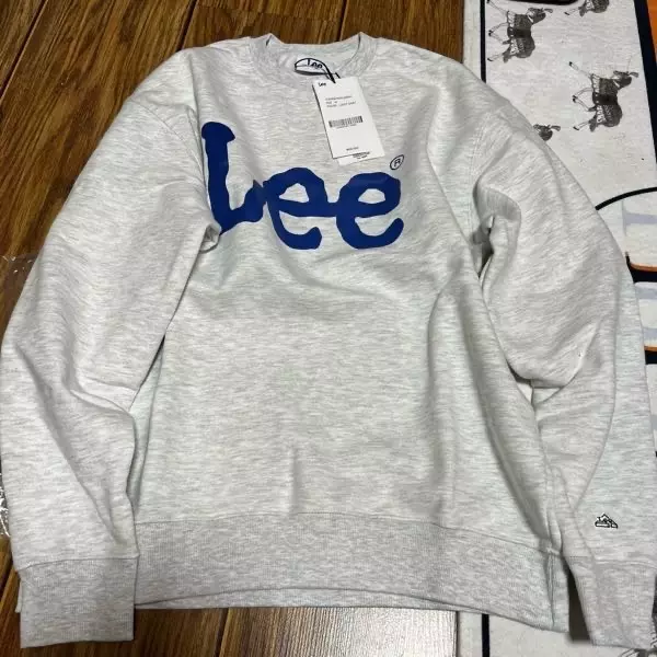 휘뚜루 마뚜루 꾸안꾸로 잘 입혀져서 좋아요! 컬러감도 진하고 사이즈도 적당한데 다른