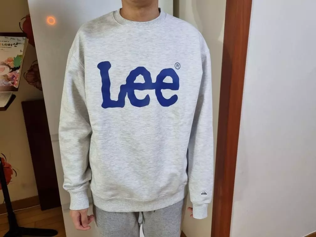 깔끔하고 약간 도톰해서 겨울부터 간절기까지 입기 좋아요