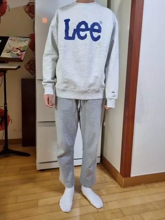 깔끔하고 약간 도톰해서 겨울부터 간절기까지 입기 좋아요