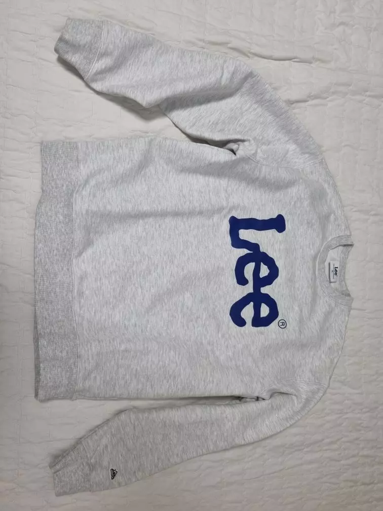 깔끔하고 약간 도톰해서 겨울부터 간절기까지 입기 좋아요