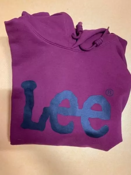 가을이랑 매우 잘어울리는 색상이고 예쁜 버건디 색이에요후드티여서 집앞에 나갈때 입