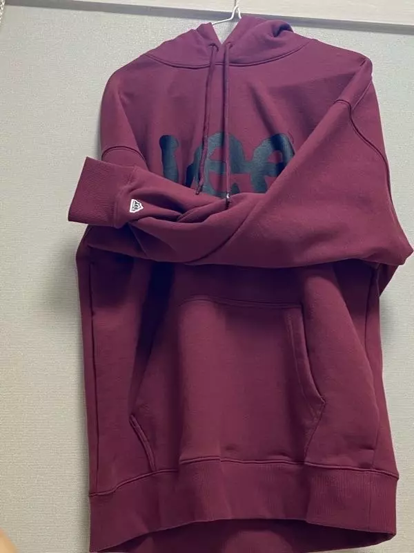 예뻐용 손목 시보리 위에 로고가 포인트에용 와인색이 잘 받아서 기분이 조아🐉  ♥️♥