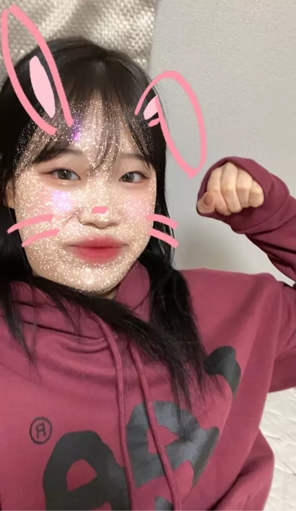 예뻐용 손목 시보리 위에 로고가 포인트에용 와인색이 잘 받아서 기분이 조아🐉  ♥️♥